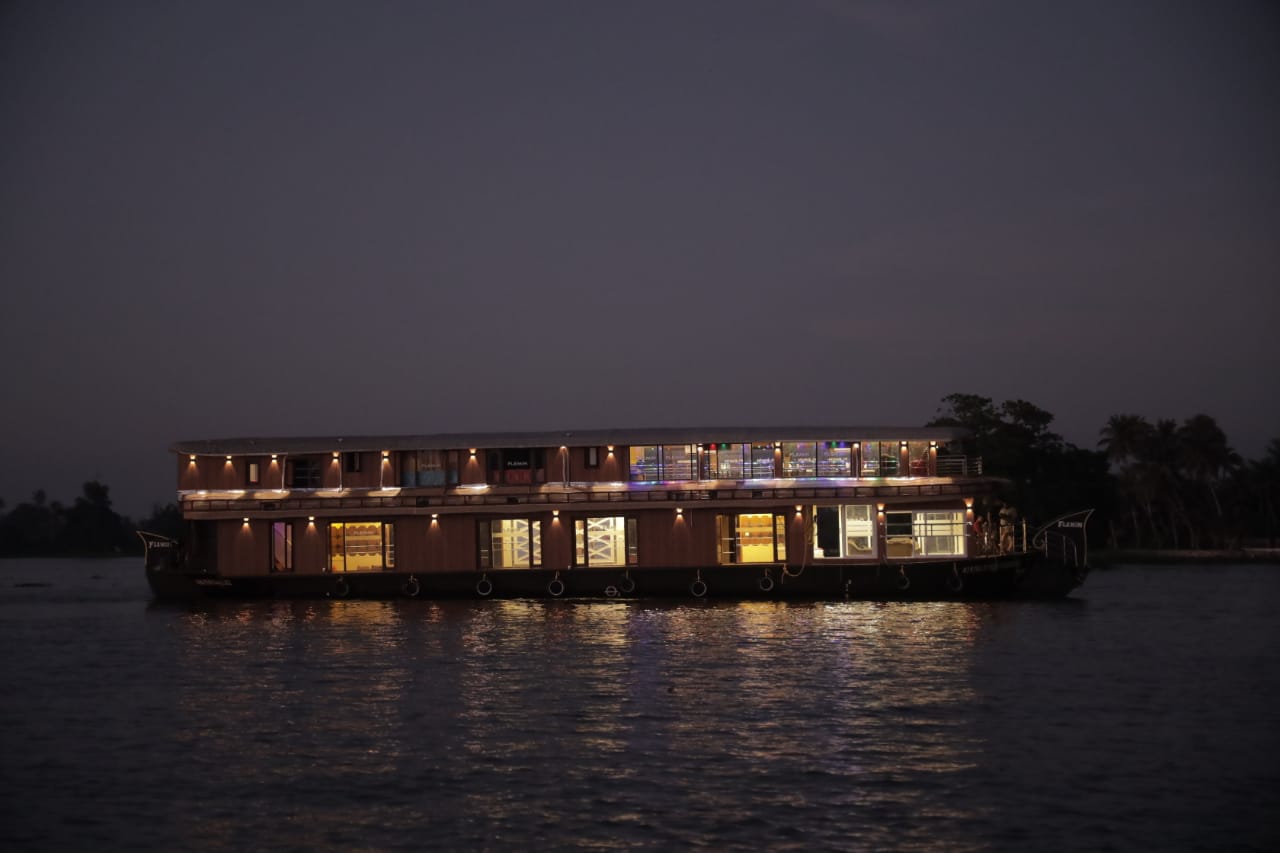 Deluxe Private Houseboat