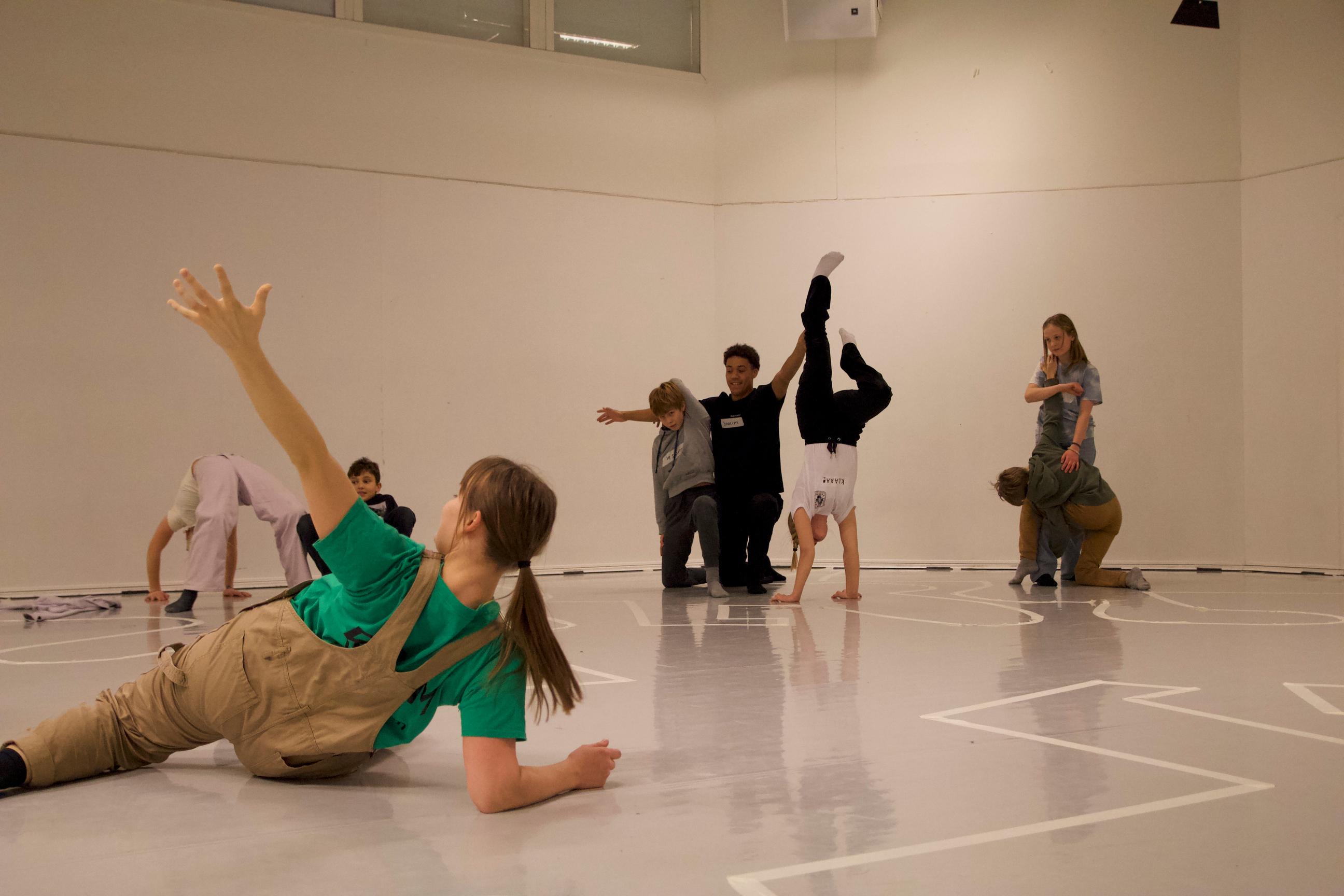 Barn som danser med maskeringsteip, foto: Ida Frømyr Borgen
