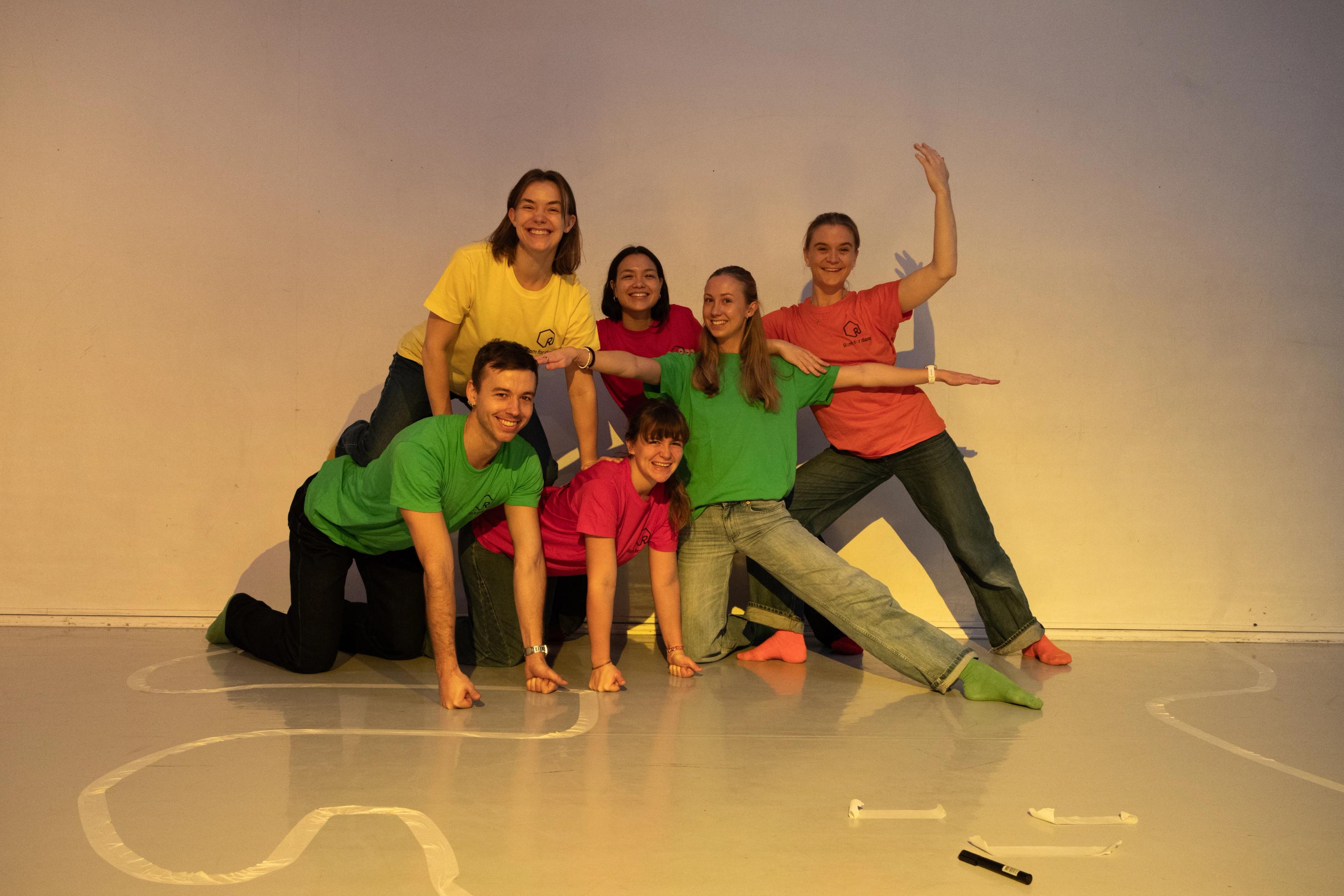 Alle seks utøverne i KROM-posisjon og scenelys