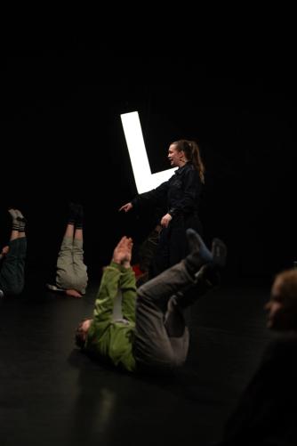 Dansepedagog som danser med barn