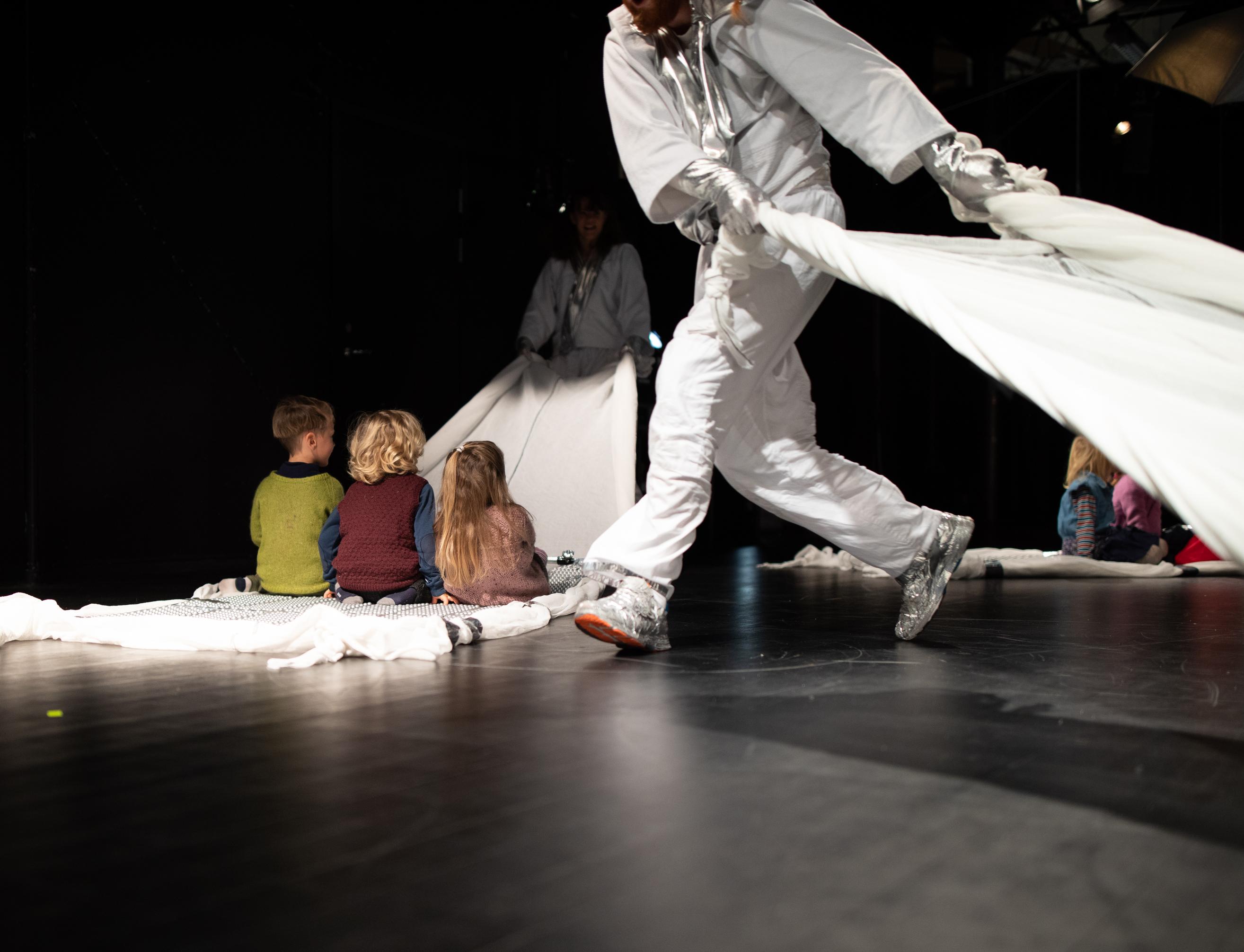 Barn på teppe i Oioioi-universet