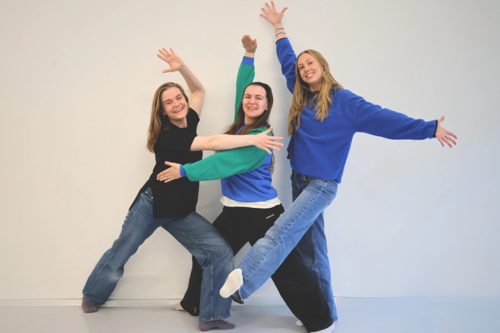 3 jenter som poserer med kroppen i ulike danse posisjoner
