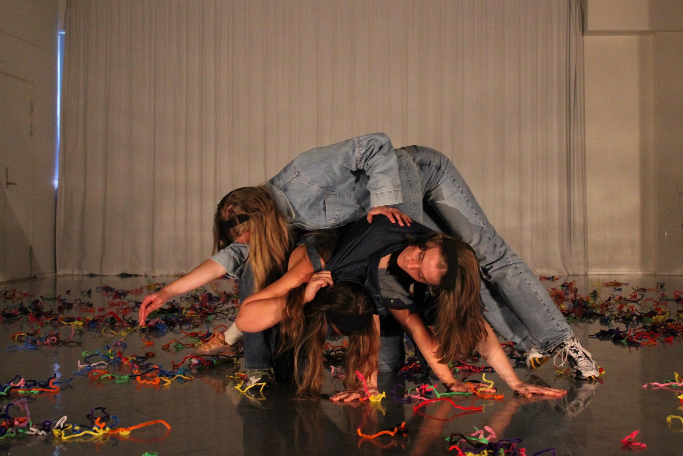 3 jenter som danser