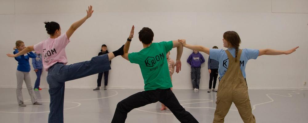 Barn danser rundt tråder og linjer av maskeringstape