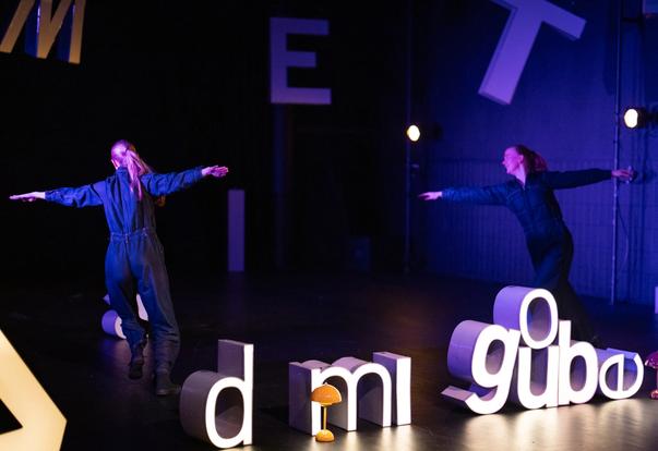 Dansere i en T form