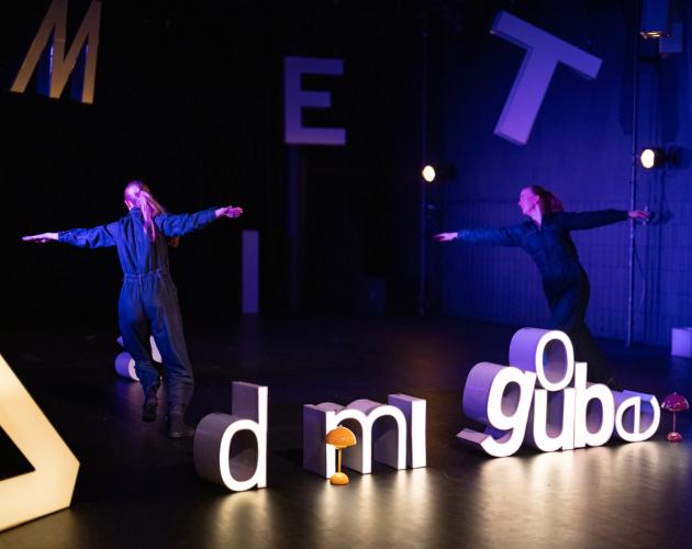2 dansere lager en T form med kroppen