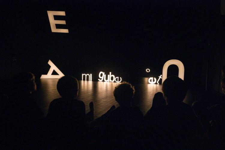 flyvende bokstaver - tre jenter i ulike danse positioner 