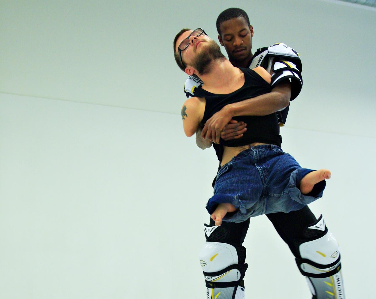 Sebastian og Nasser danser sammen