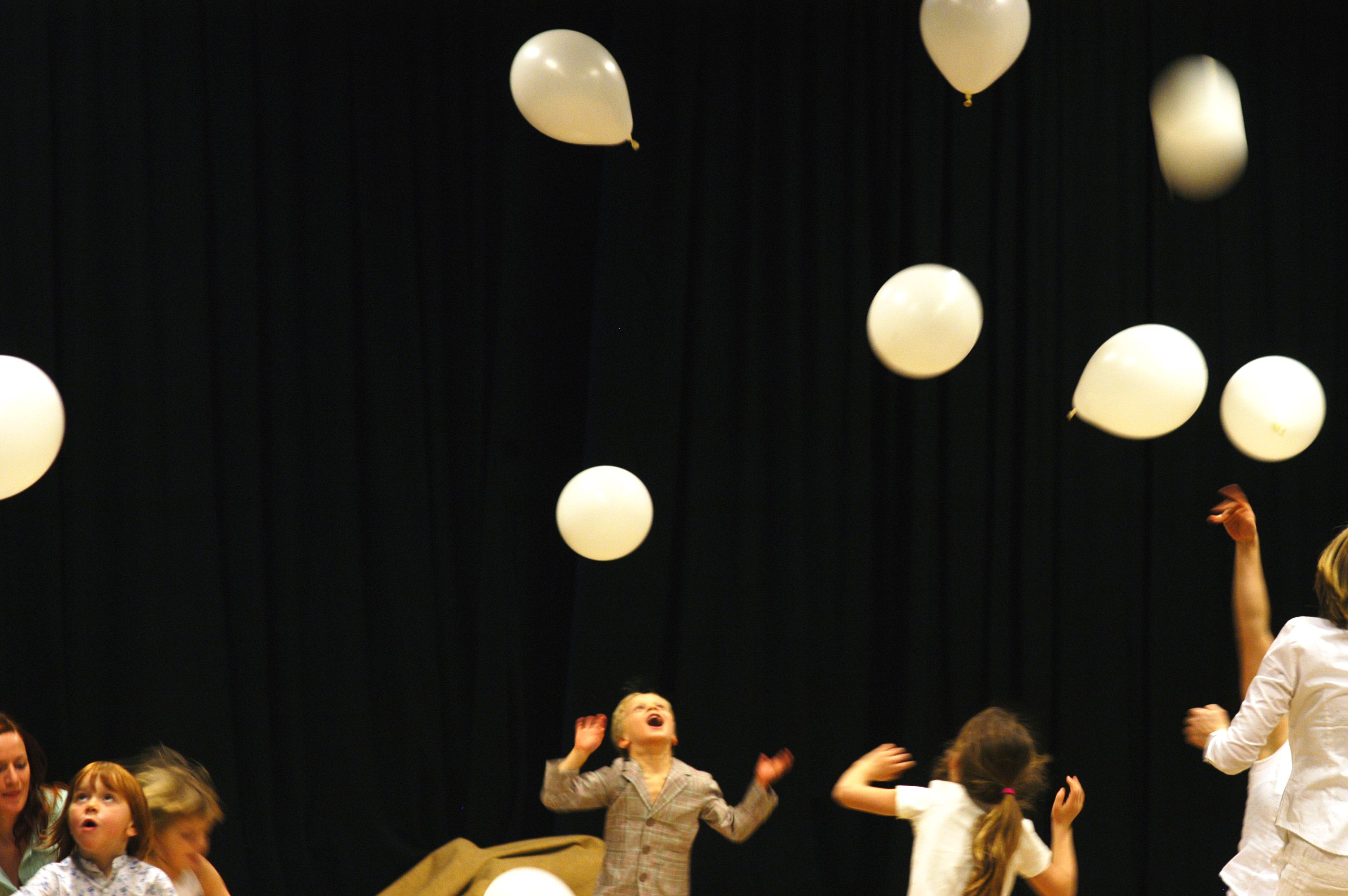 Barn og voksen danser sammen