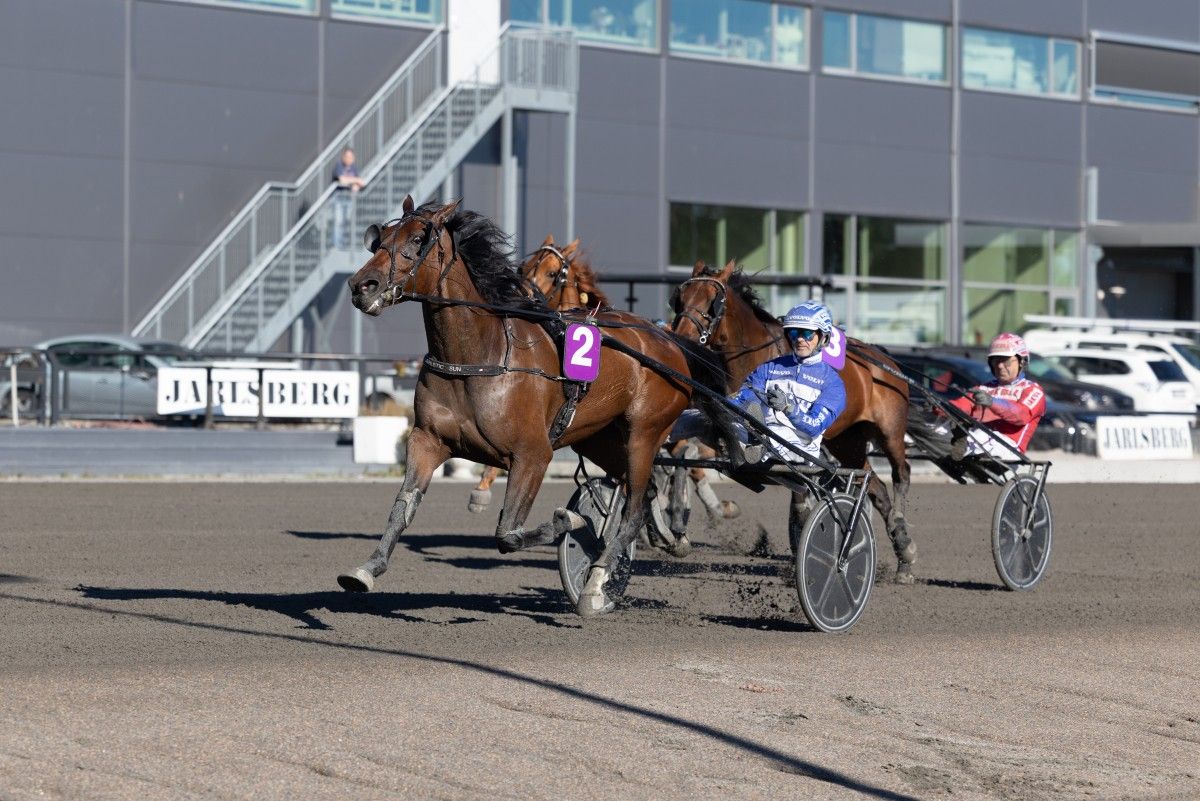 Athletic Sun vinner på Jarlsberg med Vidar Hop i sulkyen