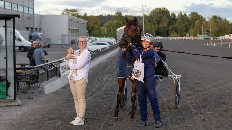 Excalibur Gene i seiersdefilering med dekken på Jarlsberg Travbane