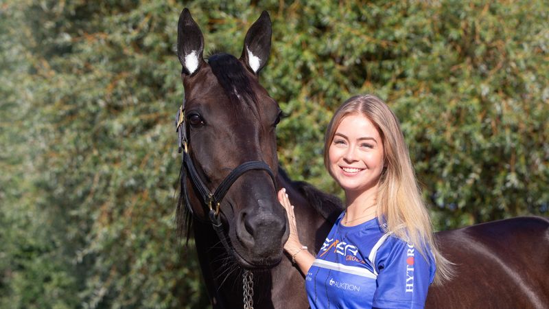 Helene Hamre sammen med hoppa Senorita