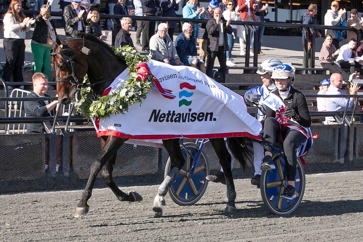 Stoletheshow med laurbærkrans og seiersdekken etter Oslo Grand Prix på Bjerke