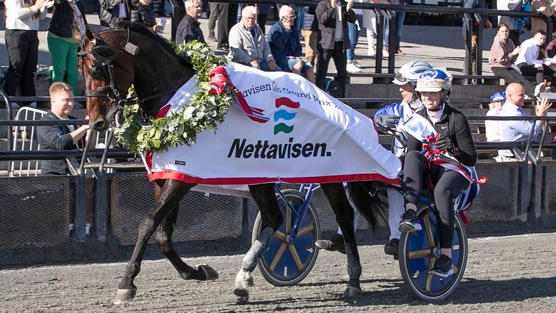 Stoletheshow med laurbærkrans og seiersdekken etter Oslo Grand Prix på Bjerke