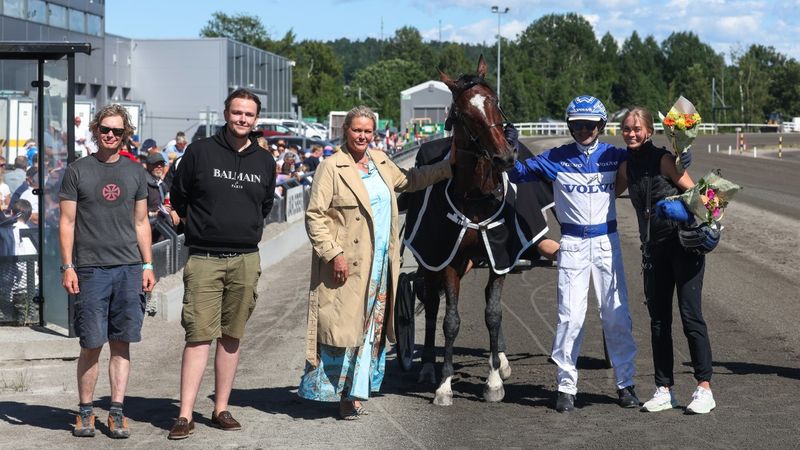 Fighter Kronos på seremoni etter seieren på Jarlsberg i juli