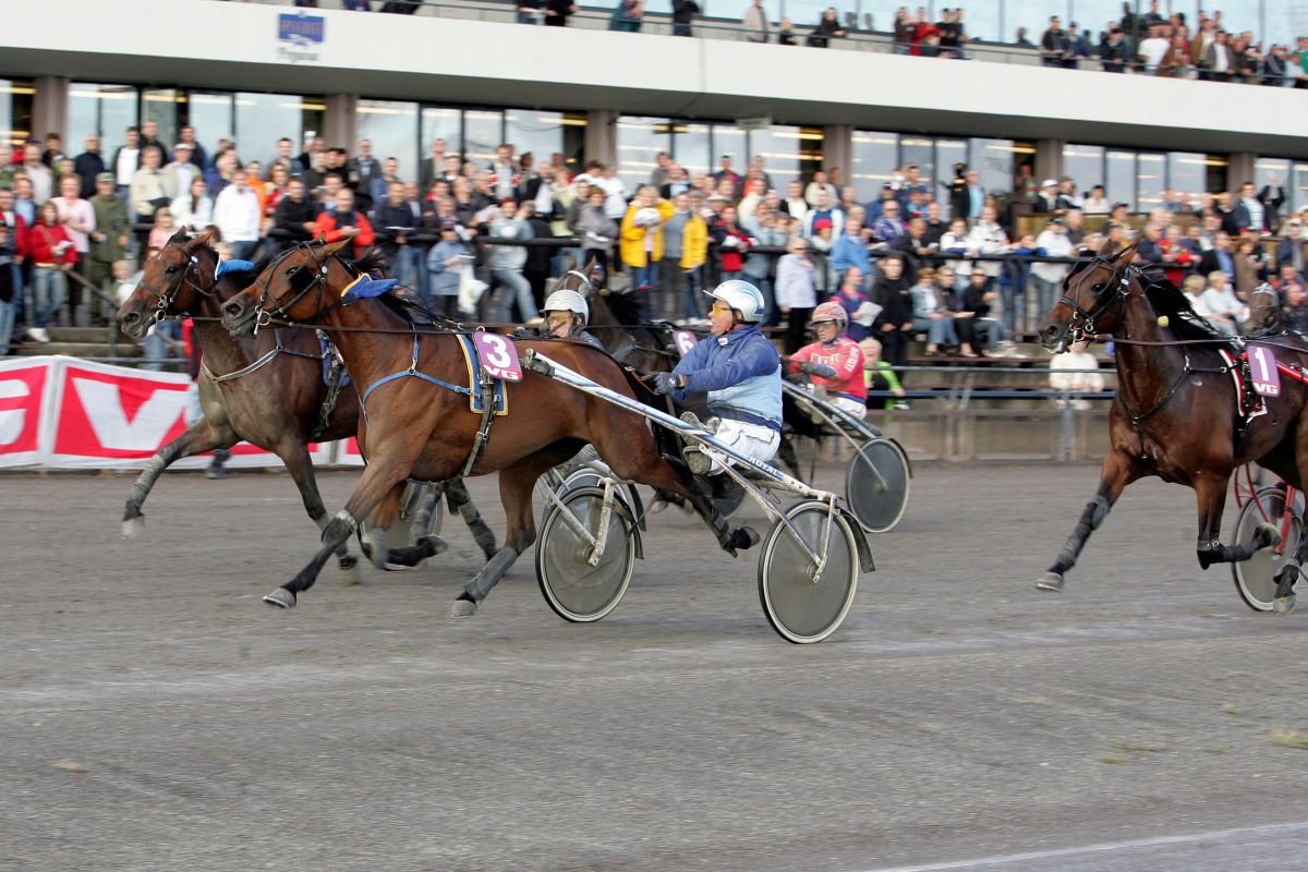 Mystical News vinner Norsk Travderby på Bjerke i 2006 med Frode Hamre i sulkyen