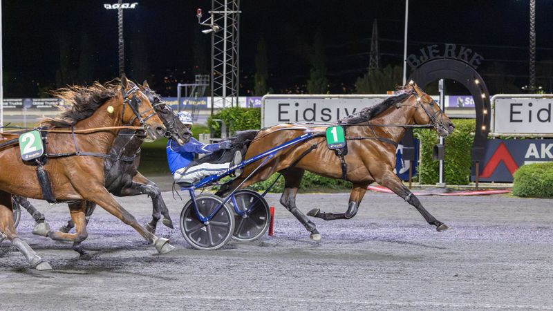 Timestile R vinner på Bjerke med Frode Hamre i sulkyen