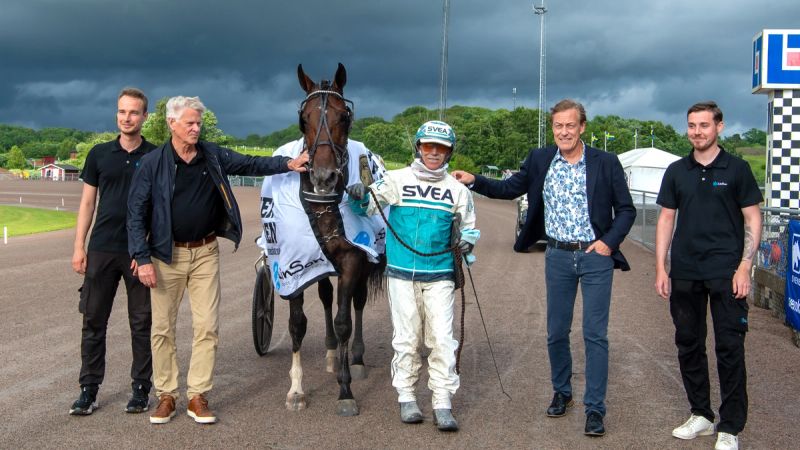Variegated i vinnersirkelen på Halmstad etter seieren i uttaksløpet til Sprintermästaren