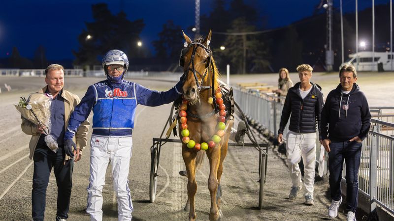 Tre V75-seiere på Biri – første møte med seremoniplass