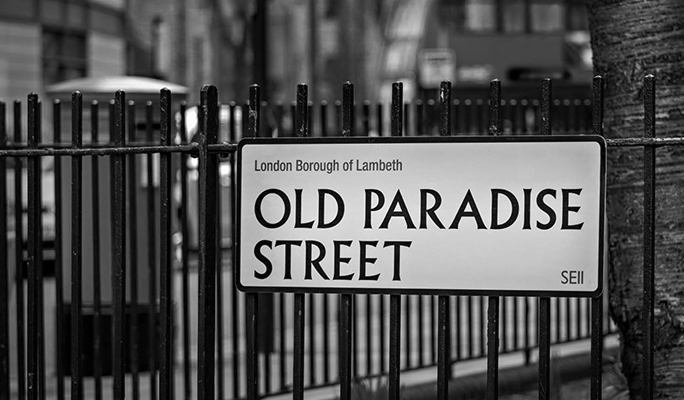 Señal de Old Paradise Street, distrito de Lambeth en Londres SE11 sobre una valla