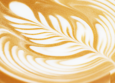 Primer plano de arte latte con diseño de hoja en la espuma de un cappuccino