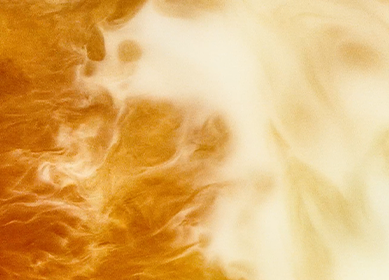 Fondo abstracto de remolinos marmoleados dorados y blancos con textura fluida suave