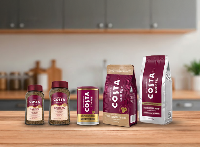 Café Costa en grano y molido en frascos, latas y bolsas sobre una mesa de cocina