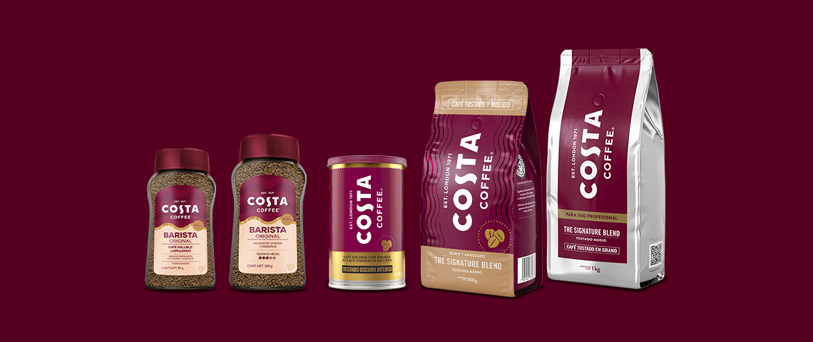 Productos Costa Coffee con granos y café instantáneo sobre fondo burdeos, foto producto