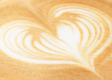 Capuchino con arte latte de corazón en espuma cremosa