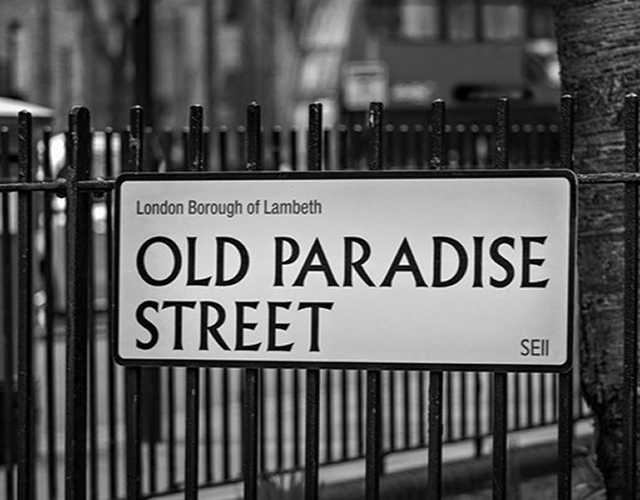 Historisk adresseskilt på gjerdet til det tidligere kafferisteriet til Costa Coffee i Old Paradise Street i Lambeth, London, hvor Costa-brødrene produserte og distribuerte sin Signature Blend i perioden 1978–2017.