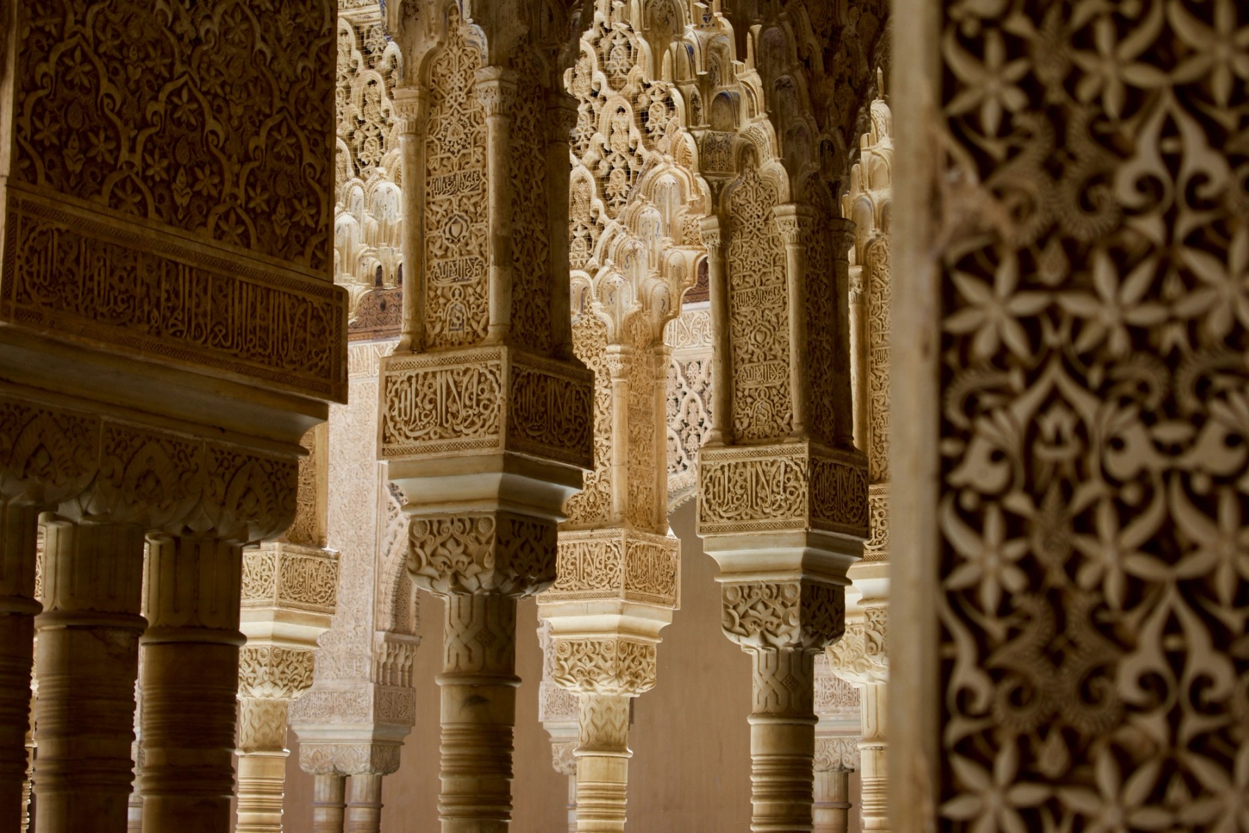 Patterend columns at Alhambra