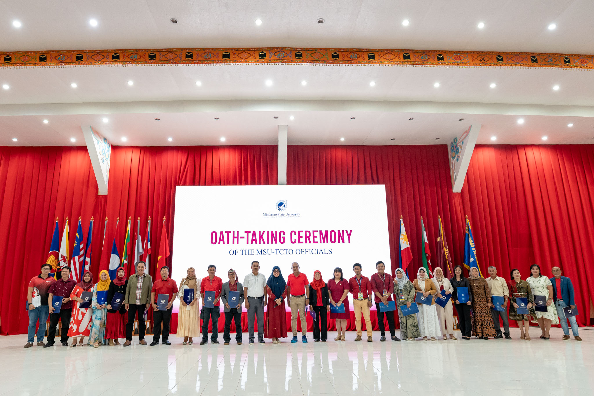 Designated Officials Take Oath in University's First Mass Oath-Taking Ceremony