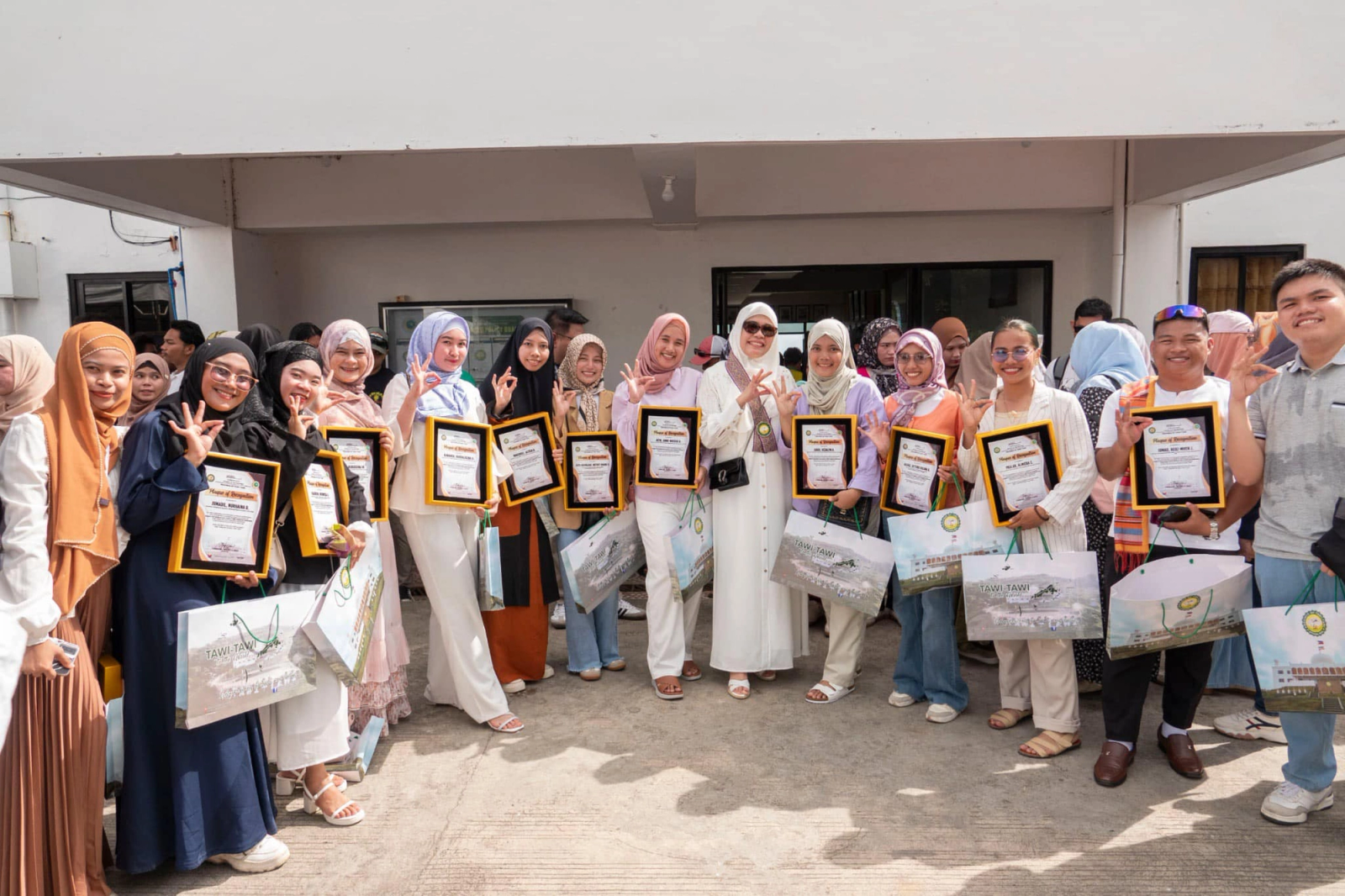 Tawi-Tawi Provincial Government Recognizes Outstanding Youth Scholars