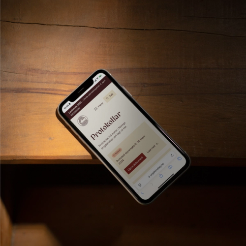 a phone with the word protokolar on the screen