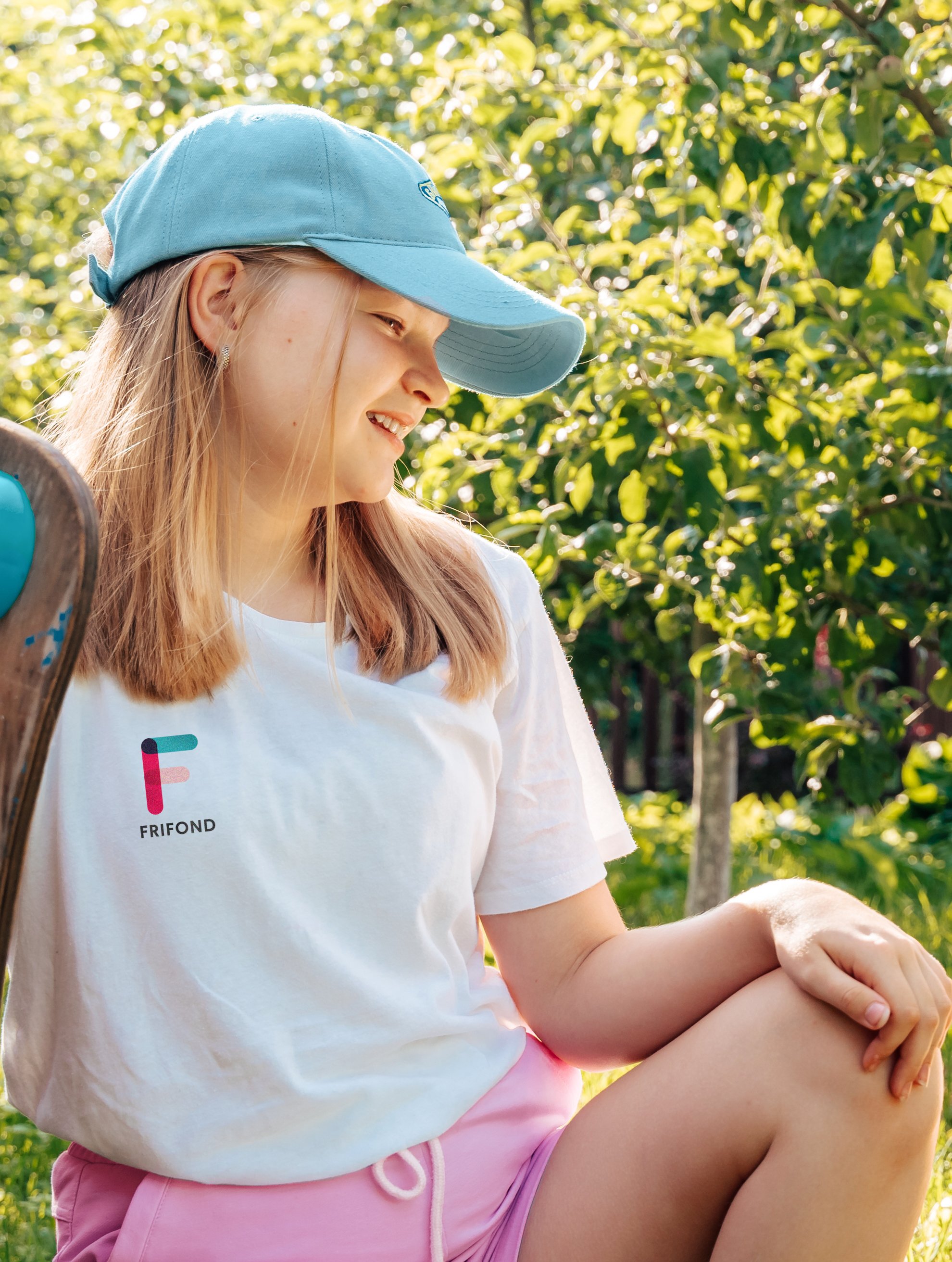 Jente med Frifond logo på t-skjorte. Foto.