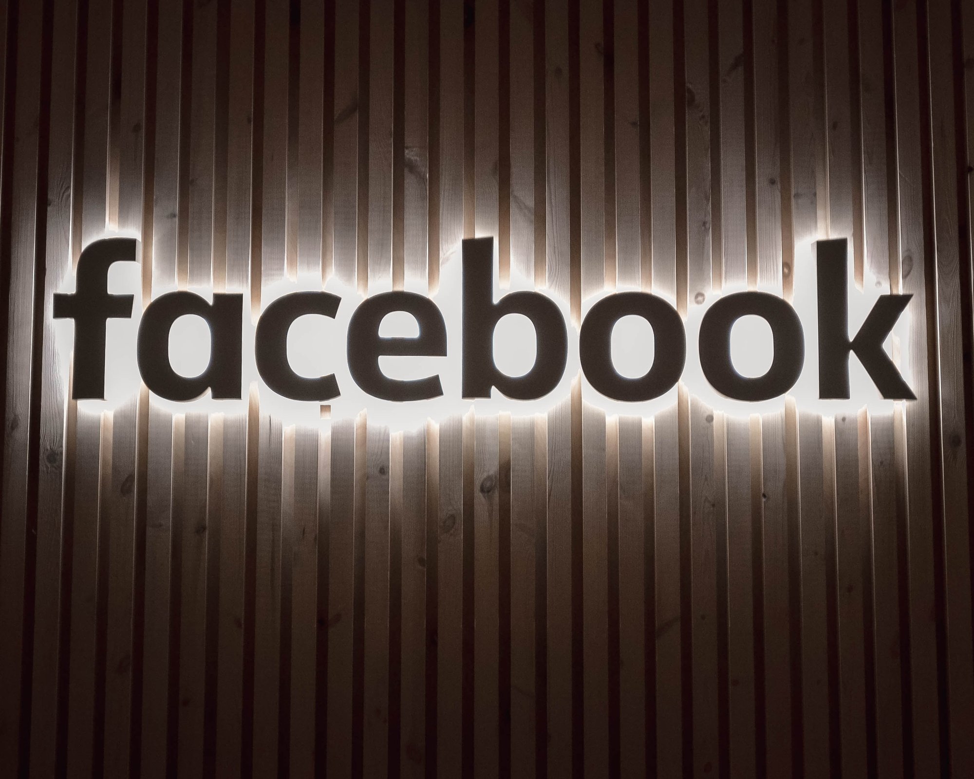 Logoen til facebook som et lysskilt