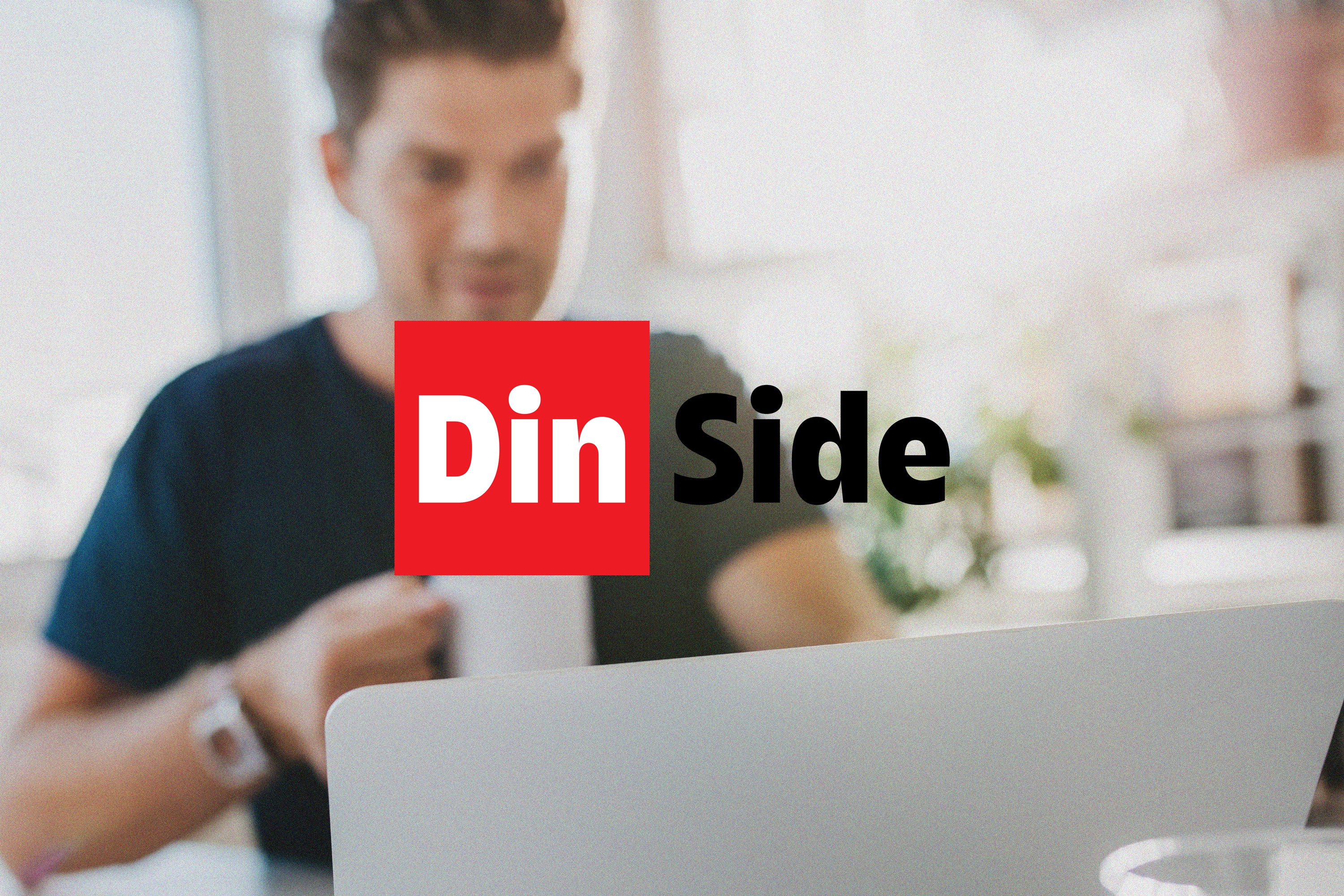 Din side logo, med mann som ser på mobil i bakgrunnen. Foto og grafikk.