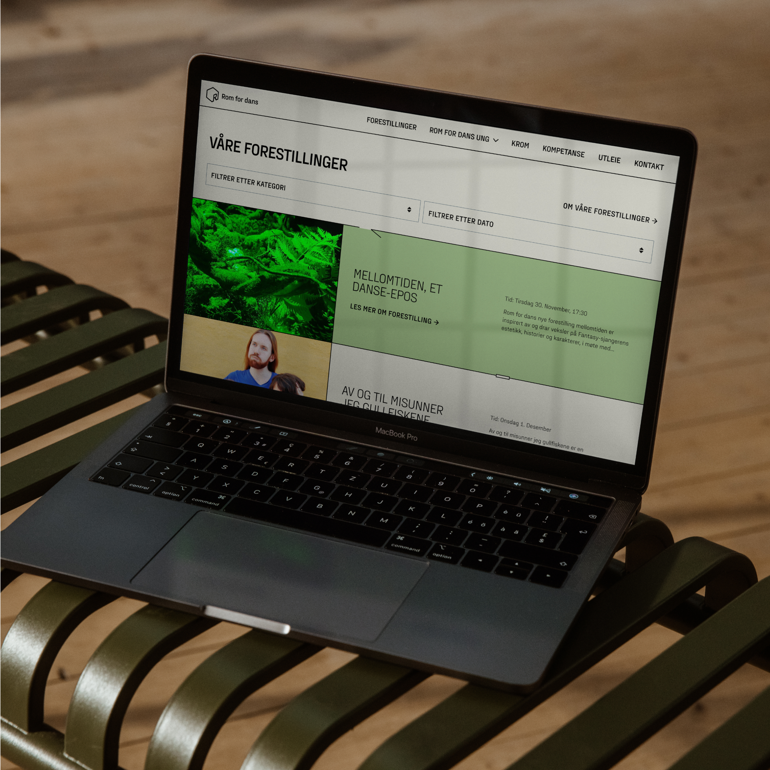 en bærbar datamaskin er åpen til en side som sier våre forestillinger