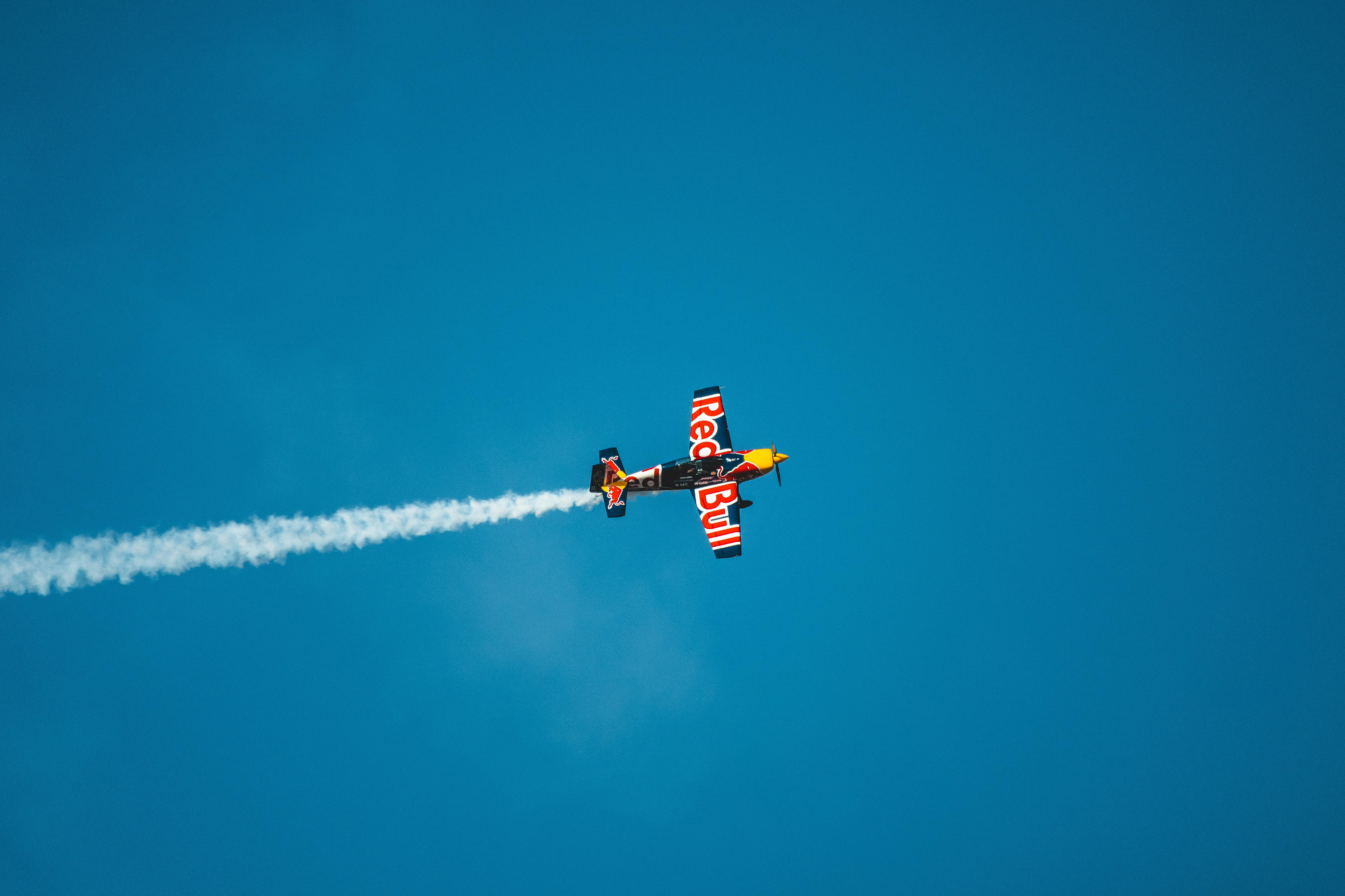 Red Bull fly, altså et fly kledd i red buill drakt. 