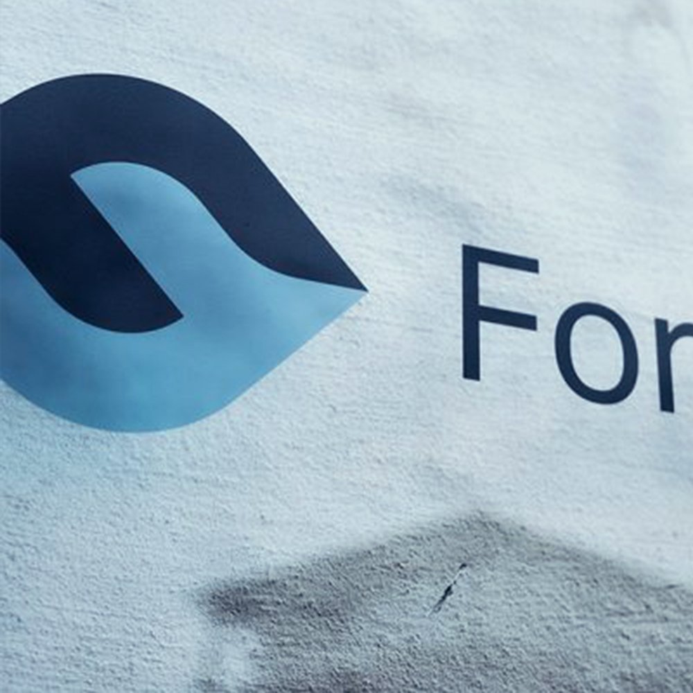 Logo til forbrukertilsynet på vegg. Foto.