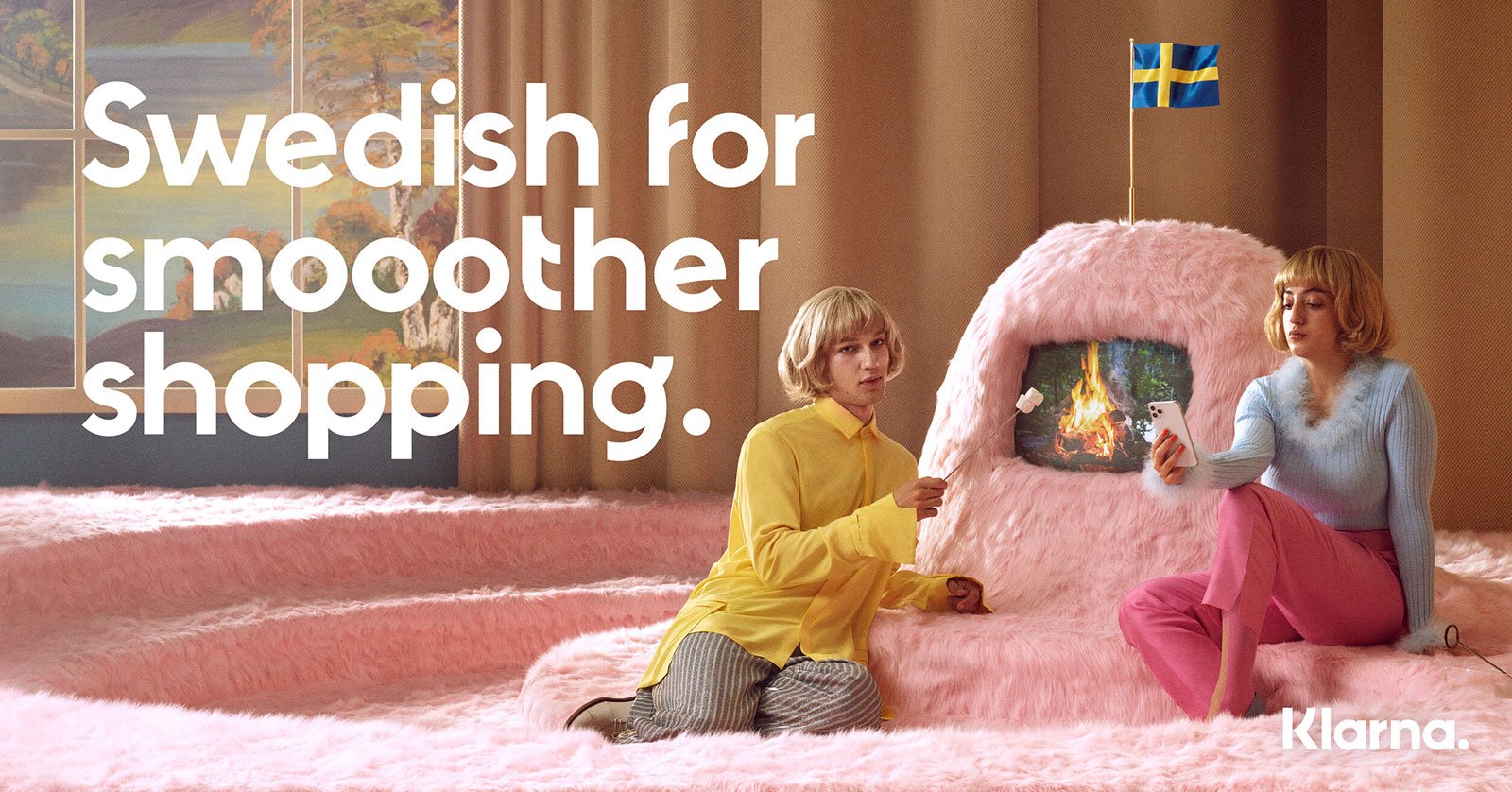 Klarna reklame. Swedish for smooother shopping. To personer ved teppekledd peis.