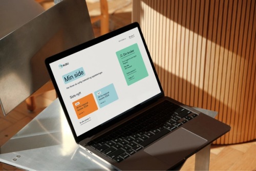 Realistisk mockup som viser Min side-funksjonaliteten på NUBU nettside med brukergrensesnitt for innloggede brukere