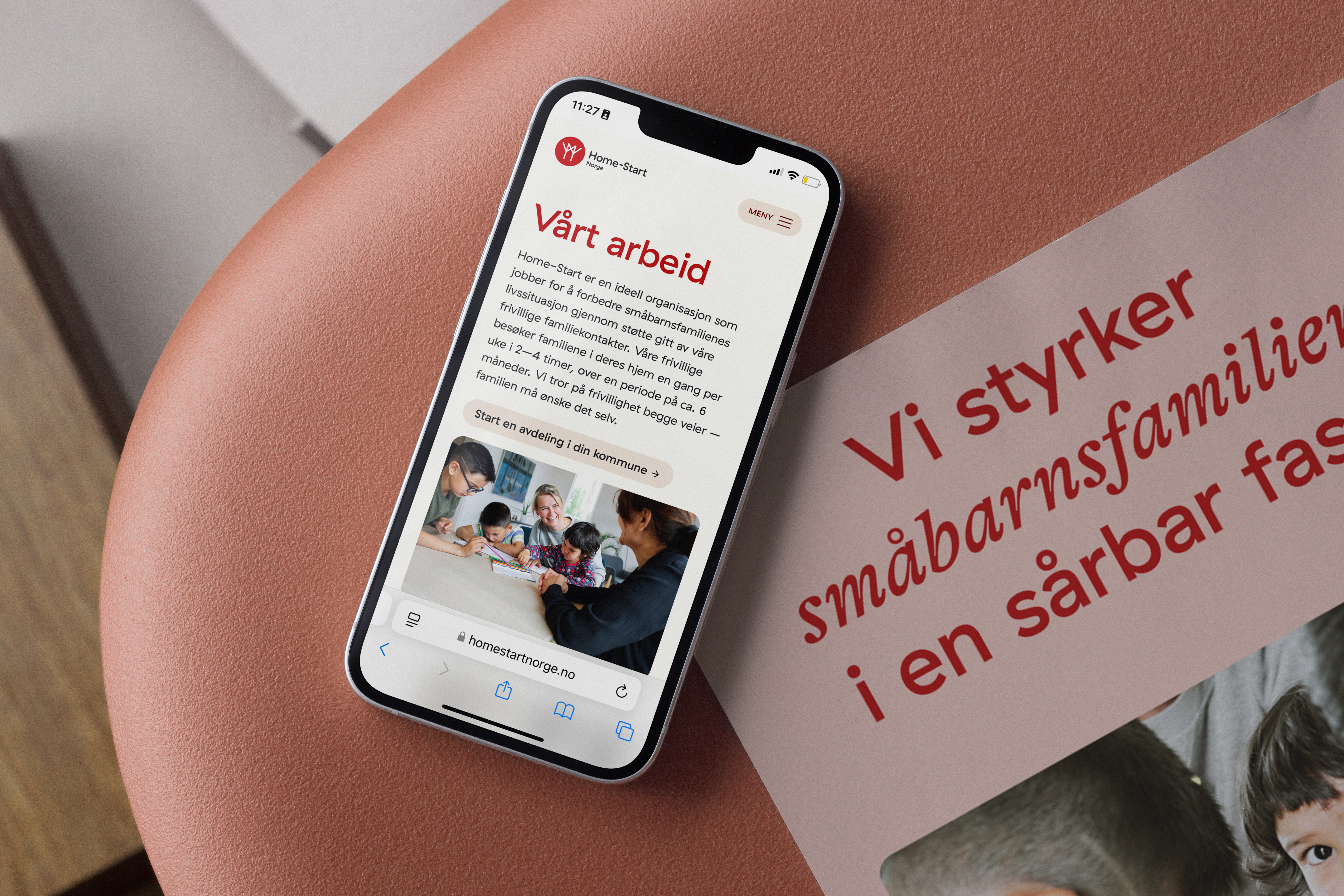 a phone displays a page that says "vårt arbeid" on it