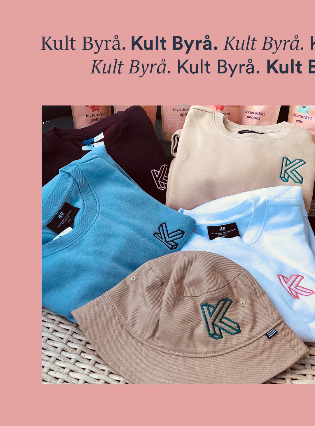 Gensere i ulike farger med Kult sin logo på. Foto. 