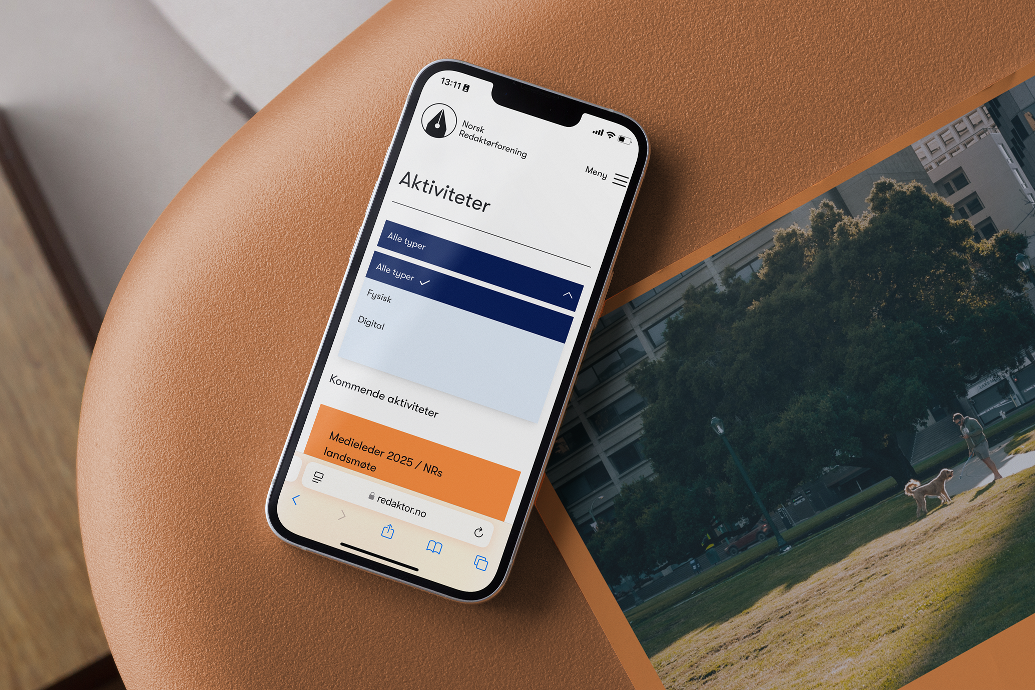 a phone displays a page that says aktiviteter on it