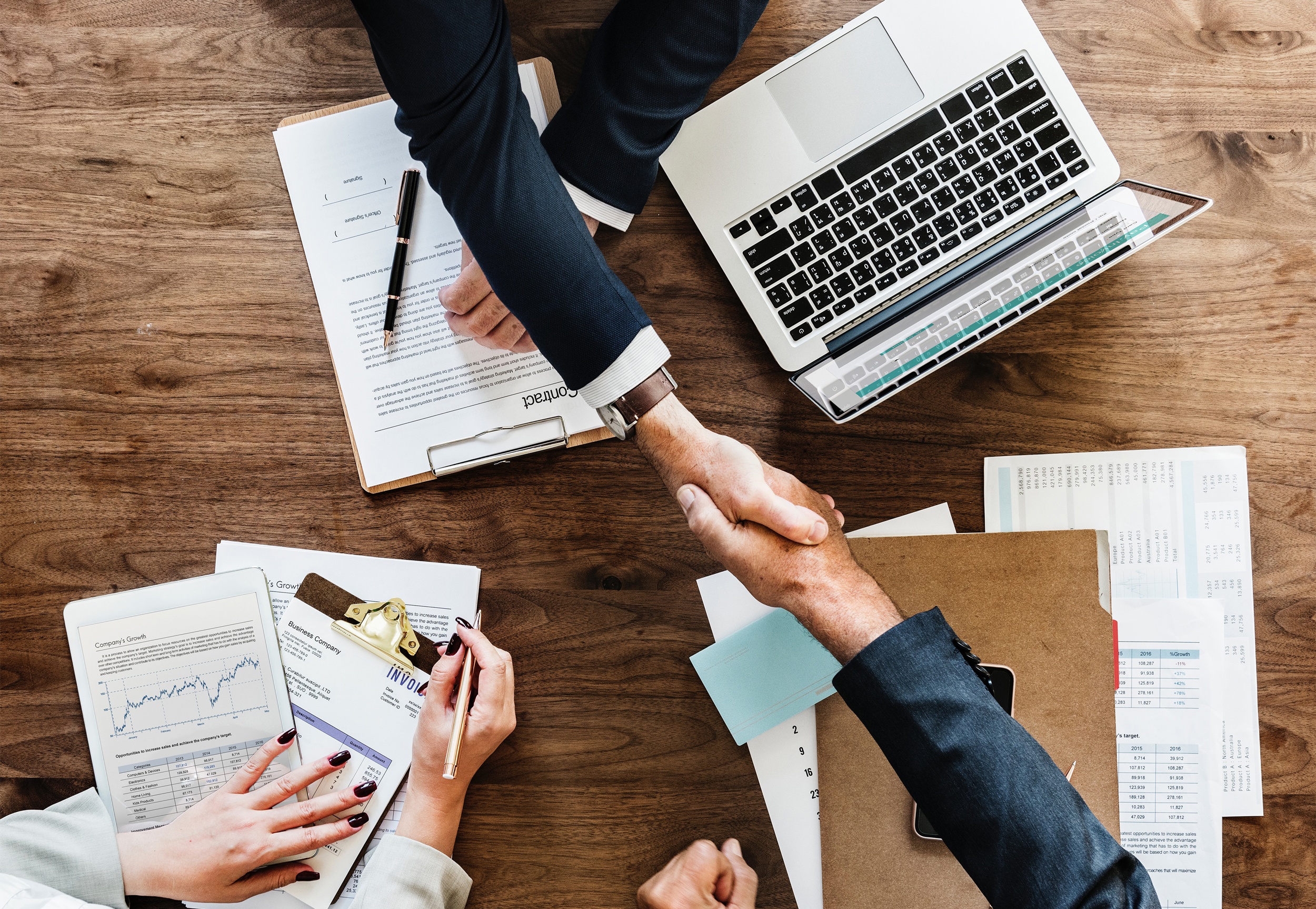 To personer som  inngår avtale og tar hverandre i hendene