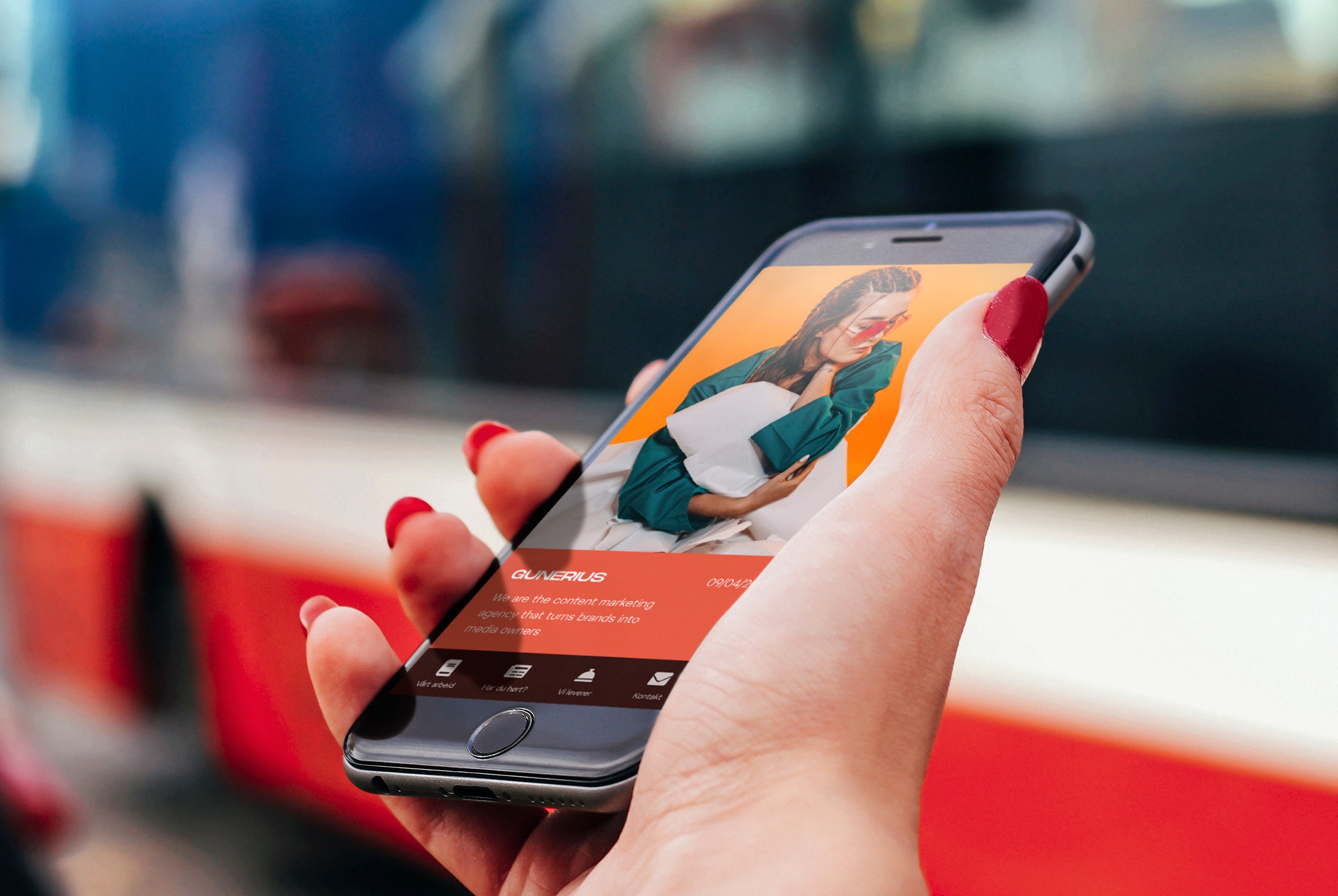 Person med rød neglelakk holder mobil som har nettsiden til Chili Mobil aktiv. Foto