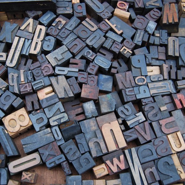 Ulike bokstaver brukt til trykkpressen.