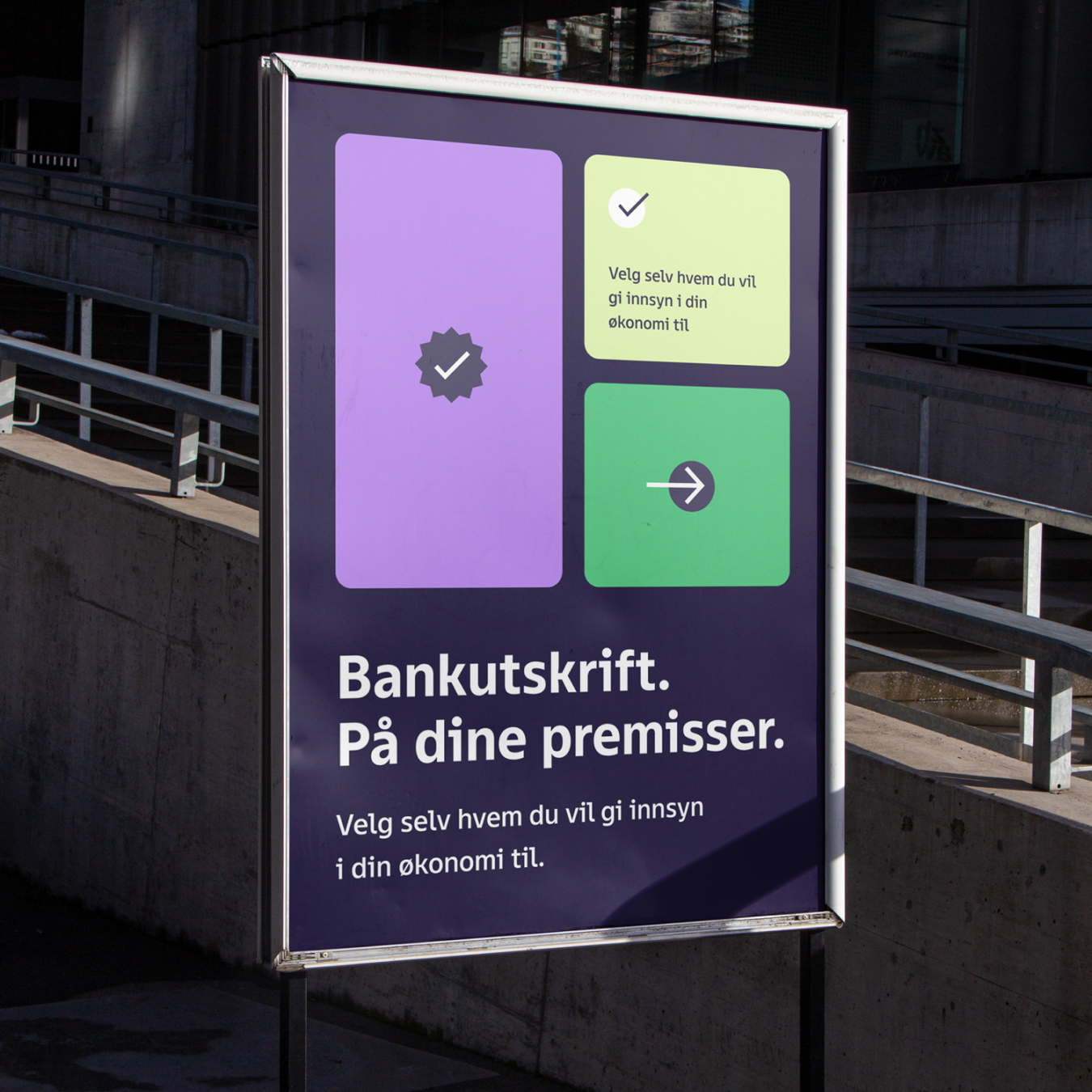 Plakat med bokser i ulike farger, piler, checkmarks og "Bankutskrift. På dine premisser."