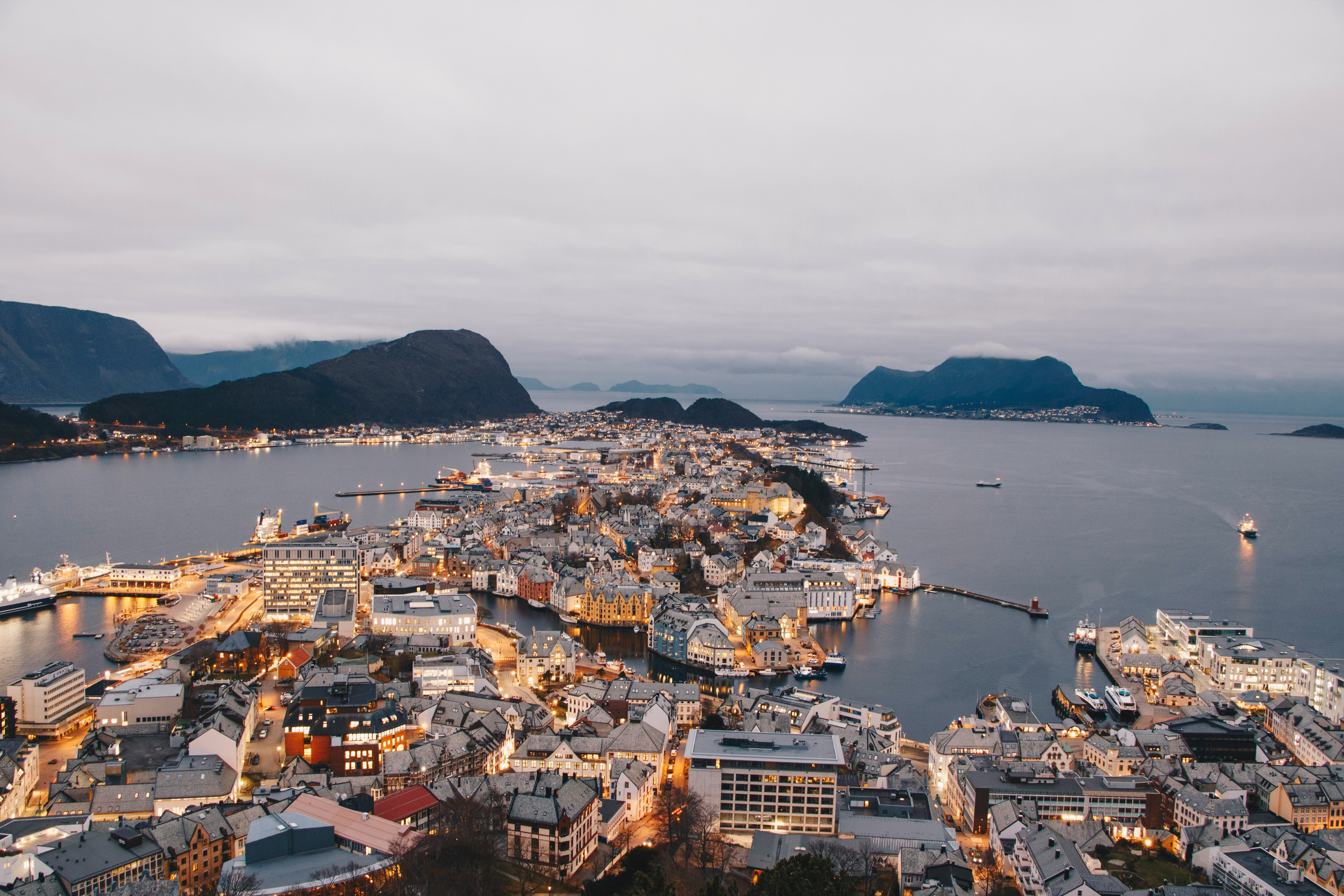 Bilde fra by i Norge med vakker natur